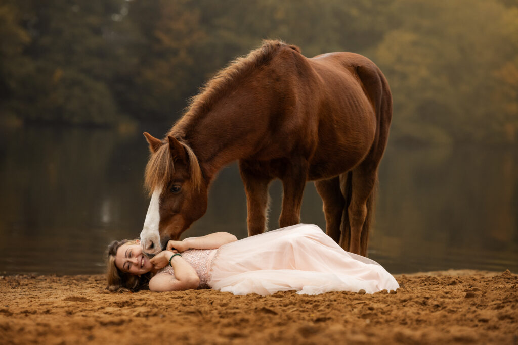 Fotoshooting mit Pferd im Sonnenaufgang am See in NRW