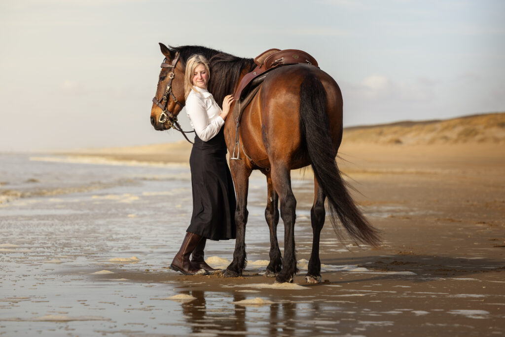 Frau mit Spanier am Meer in Holland