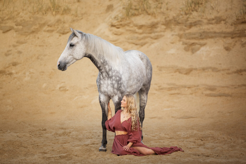 Mädchen mit Pferd am Strand