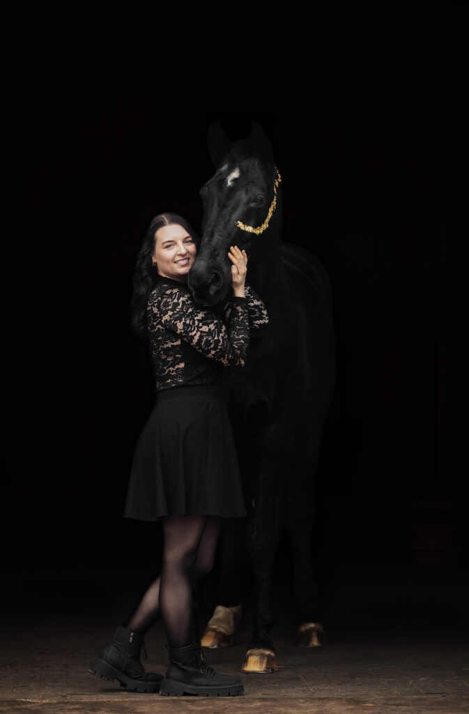 Fotoshooting mit Pferd vor schwarzem Hintergrund mit Blattgold