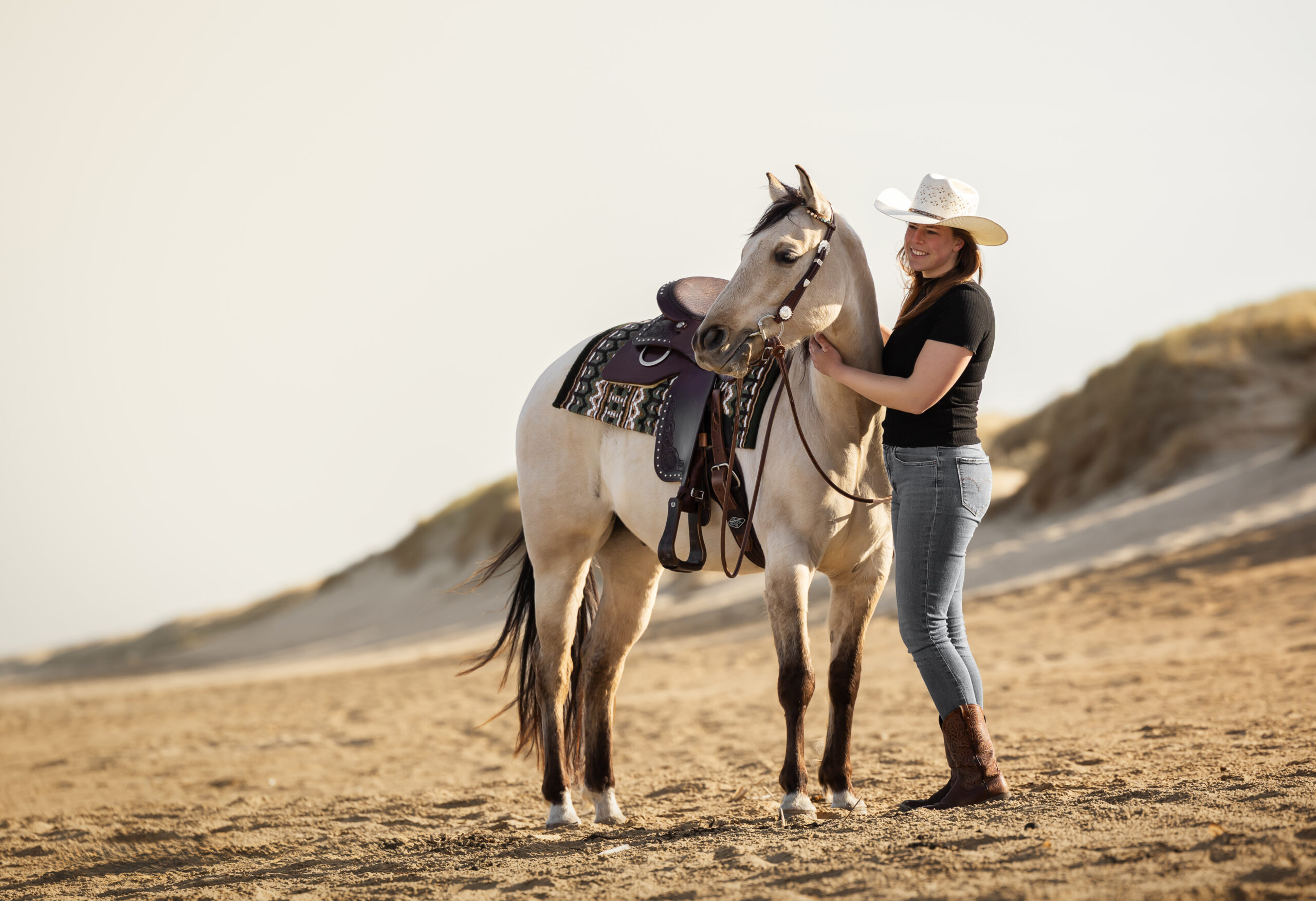 Loui und Maren am Strand Frau mit Pferd am Strand in Holland