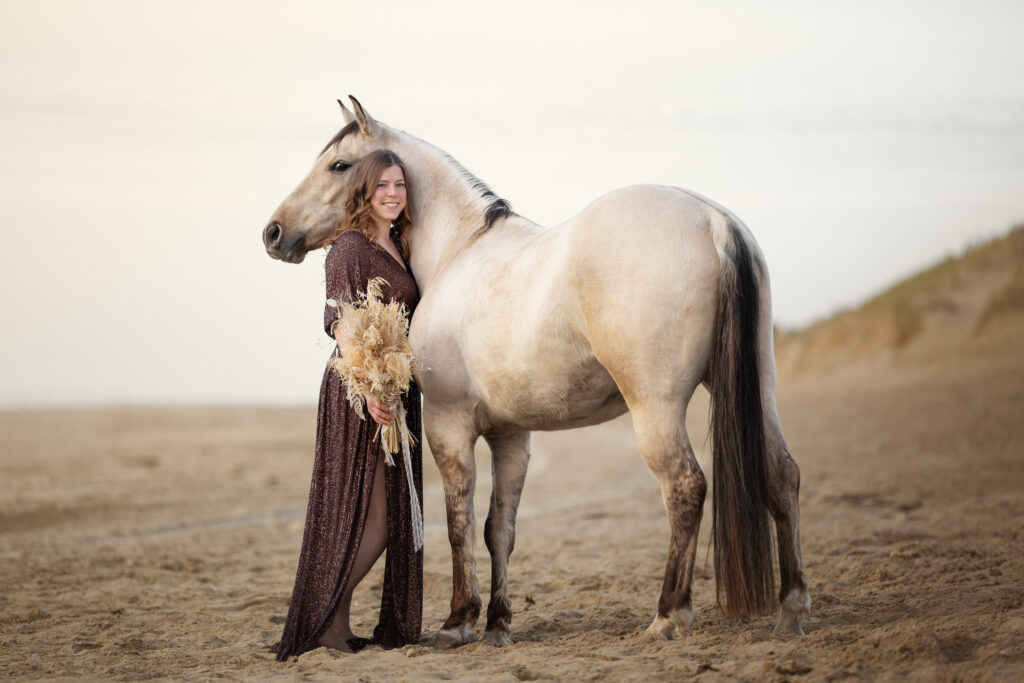 Frau mit Pferd am Strand an der holländischen Nordsee