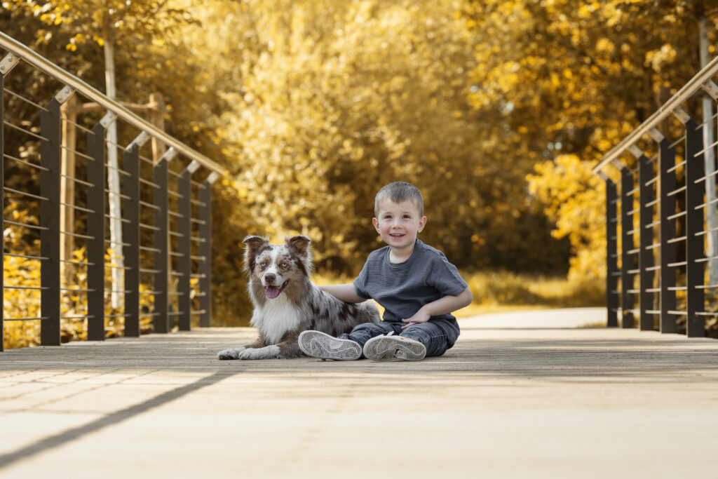 Kleiner Junge mit Hund